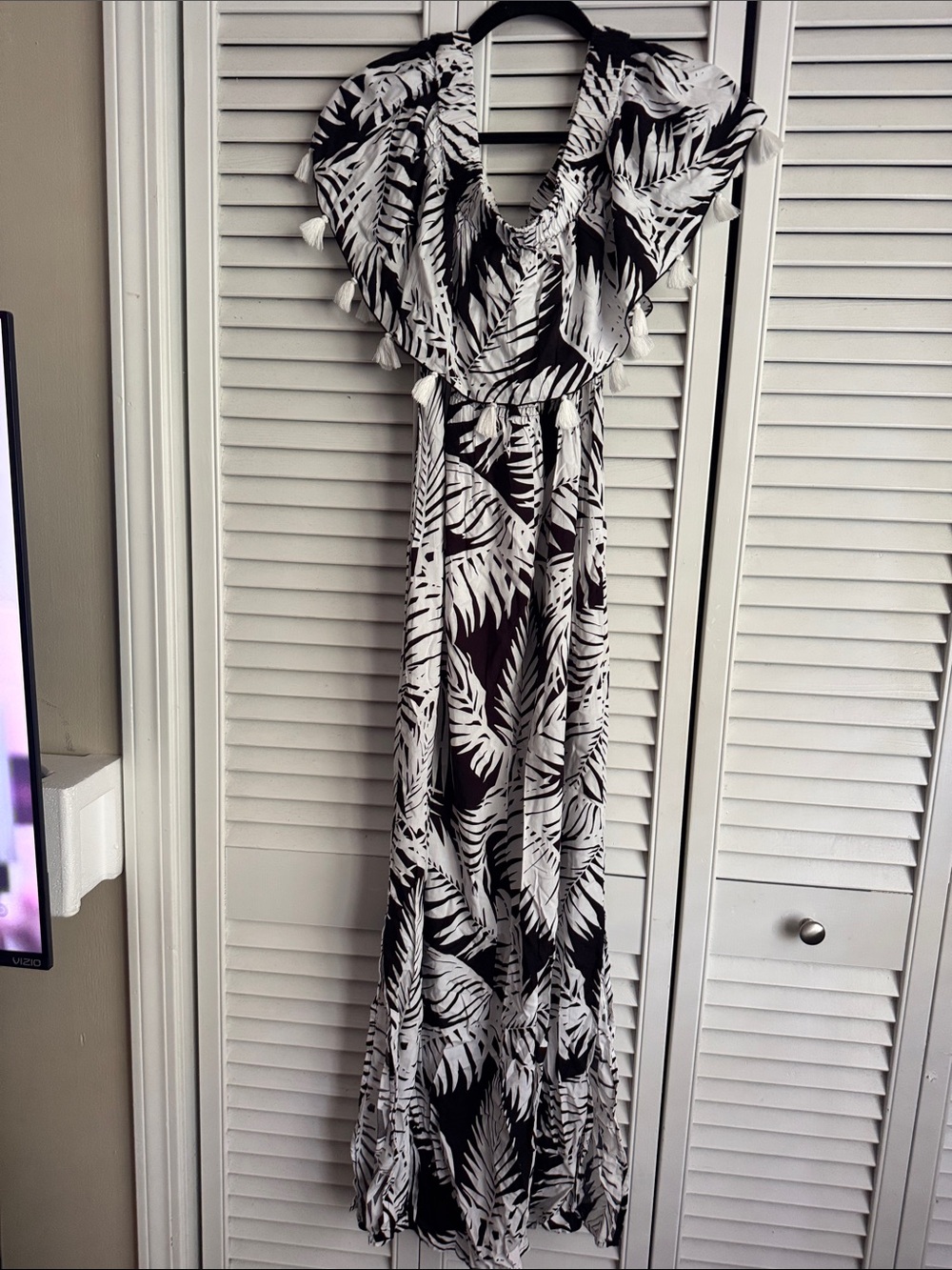 escapada Black and White Leaf-Print Maxi Dress